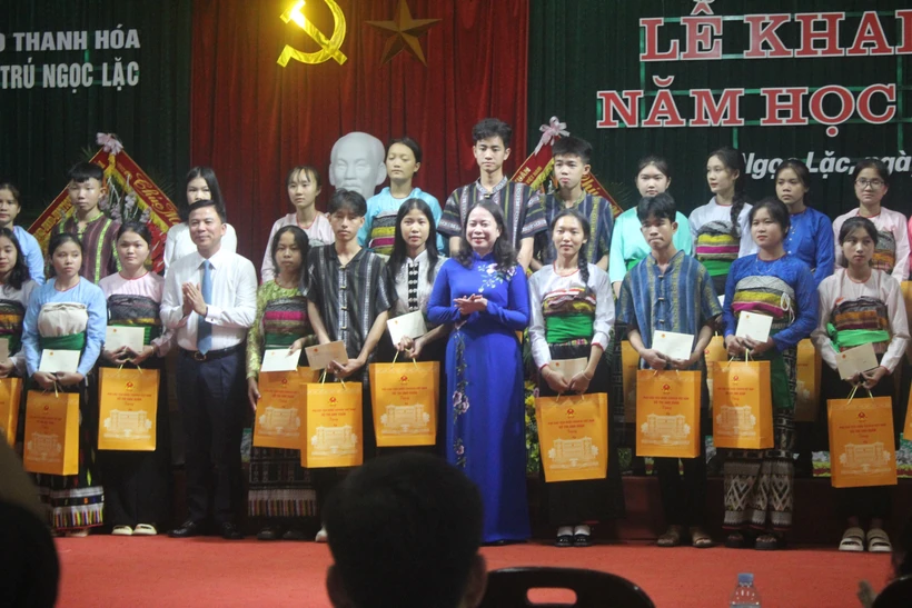 Phó Chủ tịch nước Võ Thị Ánh Xuân dự Lễ khai giảng năm học mới và trao quà tại Trường trung học phổ thông Dân tộc nội trú Ngọc Lặc. Ảnh: Nguyễn Nam-TTXVN