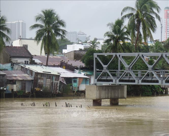 Mưa lớn kéo dài nước lũ sông dâng cao gây ngập lụt tại một số khu dân cư. Ảnh: Phạm Cường - TTXVN