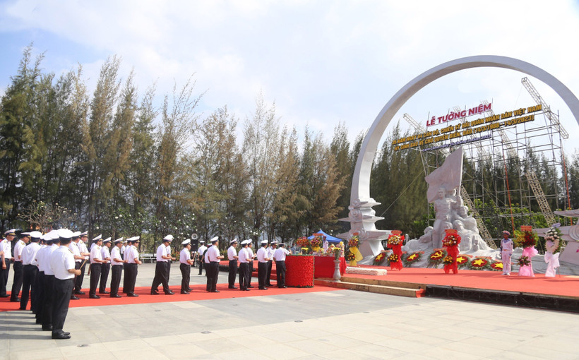 Dâng hương tưởng nhớ các Anh hùng Liệt sỹ Gạc Ma