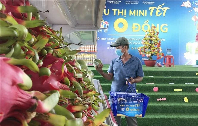 Người dân mua sắm tại "Siêu thị mini Tết 0 đồng" huyện Hóc Môn. Ảnh: Xuân Khu-TTXVN