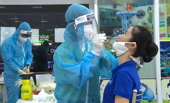 Test nhanh COVID-19 cho nhân viên Siêu thị Co.opmart Quy Nhơn, Bình Định. Ảnh: Nguyên Linh-TTXVN 