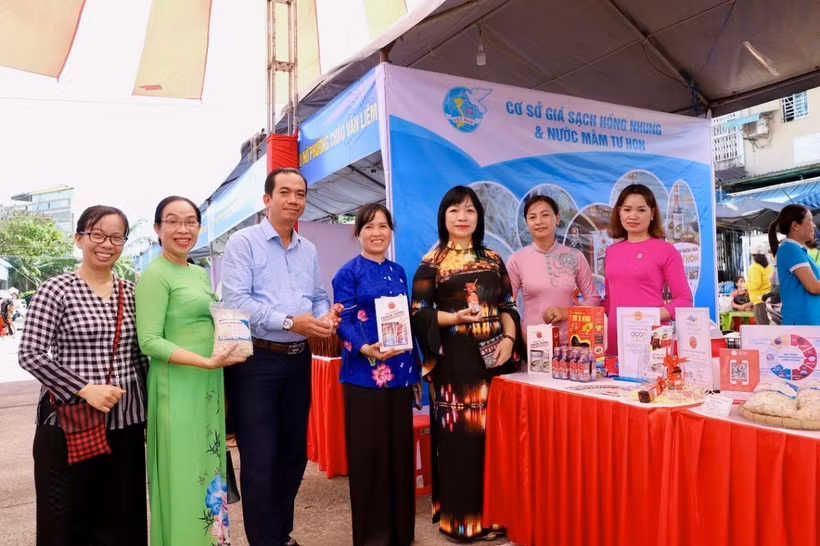 Tham quan gian hàng tham gia hoạt động kết nối, giới thiệu mô hình hỗ trợ sinh kế tại Cần Thơ. Ảnh: thoidai.com.vn