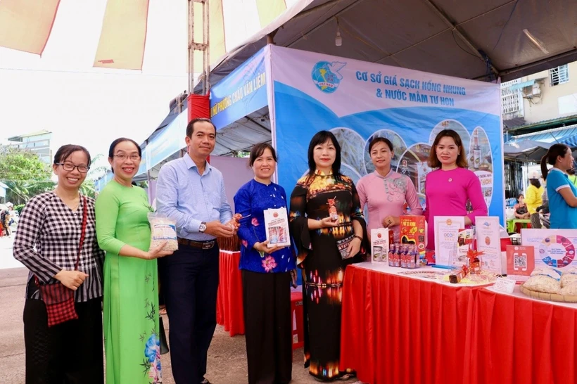 Tham quan gian hàng tham gia hoạt động kết nối, giới thiệu mô hình hỗ trợ sinh kế tại Cần Thơ. Ảnh: thoidai.com.vn