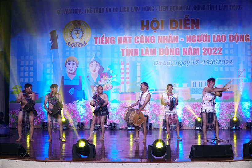 Một tiết mục hoà tấu nhạc cụ tại Hội diễn "Tiếng hát công nhân, người lao động tỉnh Lâm Đồng năm 2022". Ảnh: laodong.vn 