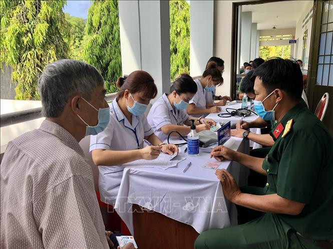 Nhân viên y tế thuộc Trung tâm Y tế Quân dân y huyện Côn Đảo Khám sàng lọc trước khi tiêm vaccine cho các đối tượng ưu tiên. Ảnh: TTXVN