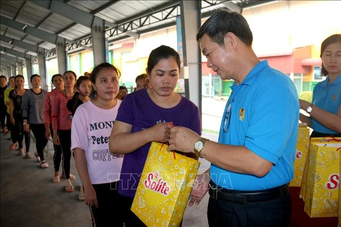 Trao quà “Tết sum vầy - Kết nối yêu thương” 2021 cho công nhân, người lao động có hoàn cảnh khó khăn ở tỉnh Bình Thuận. Ảnh" Nguyễn Thanh - TTXVN