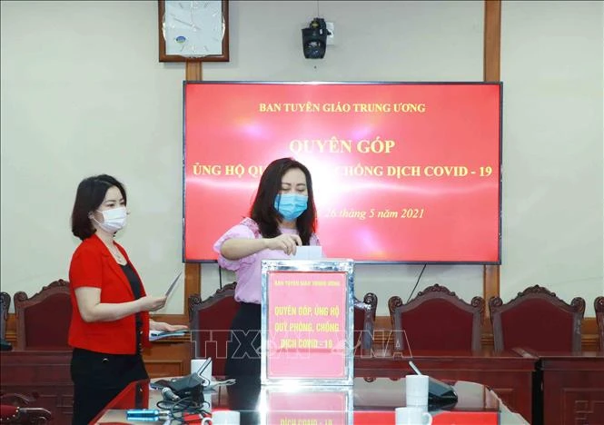 Cán bộ Ban Tuyên giáo Trung ương ủng hộ phòng, chống dịch COVID-19. Ảnh: Phương Hoa - TTXVN