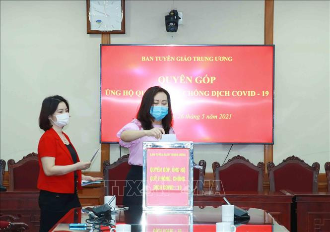Cán bộ Ban Tuyên giáo Trung ương ủng hộ phòng, chống dịch COVID-19. Ảnh: Phương Hoa - TTXVN