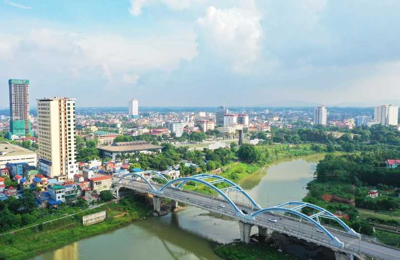 Cầu Bến Tượng bắc qua sông Cầu, thành phố Thái Nguyên, mới được xây dựng từ nguồn vốn Ngân hàng Thế giới. Ảnh: Hoàng Nguyên - TTXVN
