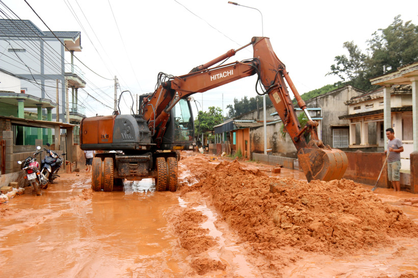 Do lượng cát đỏ quá lớn ngập đường Lạc Long Quân nên việc di chuyển, dọn dẹp cát đỏ rất khó khăn. Ảnh: Nguyễn Thanh - TTXVN