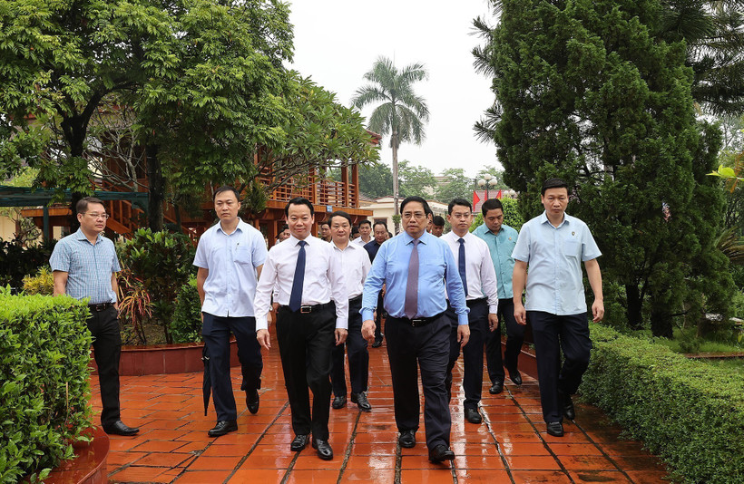 Thủ tướng Phạm Minh Chính và đoàn công tác đến dâng hương tại Khu tưởng niệm Chủ tịch Hồ Chí Minh, thị xã Nghĩa Lộ, tỉnh Yên Bái. Ảnh: Dương Giang-TTXVN 