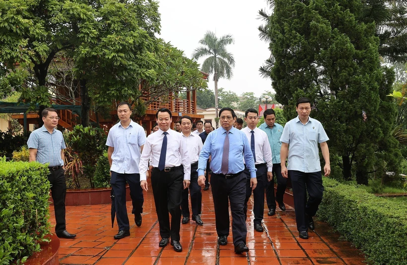 Thủ tướng Phạm Minh Chính và đoàn công tác đến dâng hương tại Khu tưởng niệm Chủ tịch Hồ Chí Minh, thị xã Nghĩa Lộ, tỉnh Yên Bái. Ảnh: Dương Giang-TTXVN 
