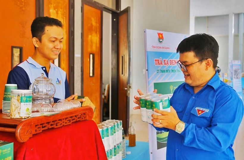 Giới thiệu sản phẩm khởi nghiệp của thanh niên An Giang đến với các nhà cung cấp, người tiêu dùng. Ảnh: Công Mạo-TTXVN 