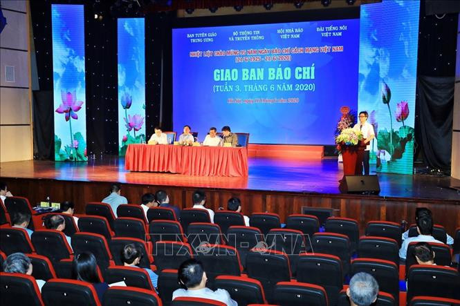 Quang cảnh buổi giao ban báo chí tuần 3, tháng 6/2020. Ảnh: Minh Quyết - TTXVN