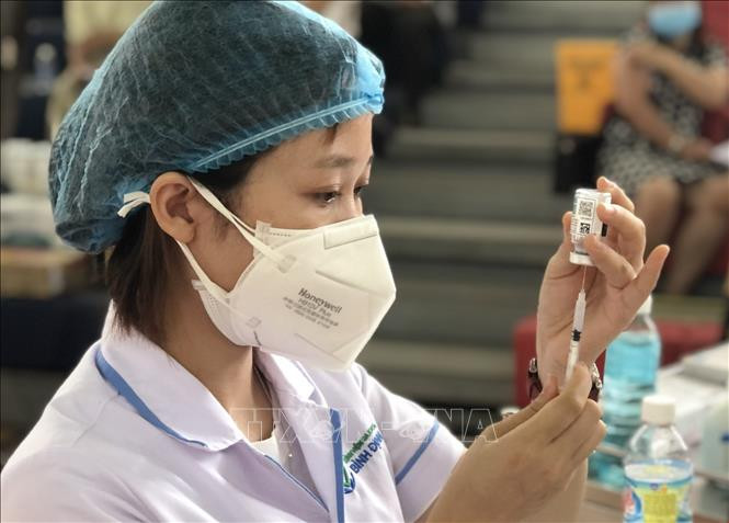Nhân viên y tế của Bệnh viện Đa khoa tỉnh Bình Định chuẩn bị vaccine phòng COVID-19 để tiêm cho người dân thành phố Quy Nhơn. Ảnh: Nguyên Linh-TTXVN 