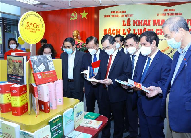 Các đại biểu tham quan Trưng bày "Sách lý luận chính trị 1/4 thế kỷ". Ảnh: Văn Điệp - TTXVN 