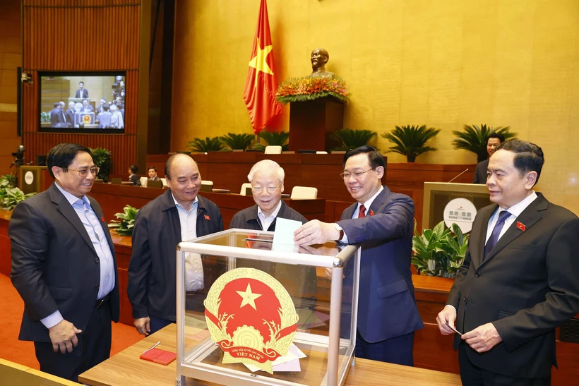Lãnh đạo Đảng, Nhà nước và đại biểu Quốc hội bỏ phiếu. Ảnh: Doãn Tấn - TTXVN 