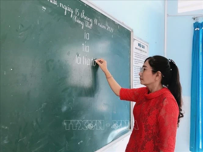 Cô giáo Nguyễn Thị Dạ Thảo trên bục giảng. Ảnh: Huỳnh Phúc Hậu - TTXVN 