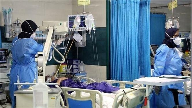 Nhân viên y tế điều trị cho bệnh nhân COVID-19 tại bệnh viện ở thành phố Ashkelon, Israel ngày 22/2/2022. Ảnh: AFP/TTXVN 