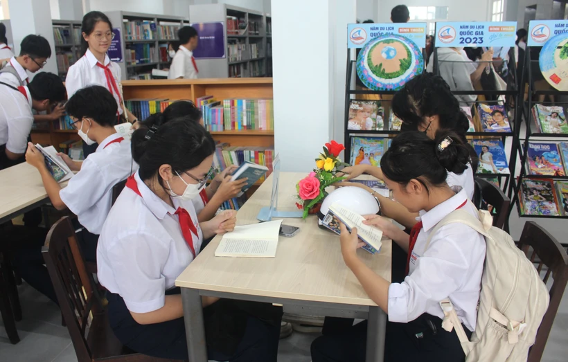 Các học sinh đọc sách tại Ngày hội. Ảnh: Hồng Hiếu - TTXVN 