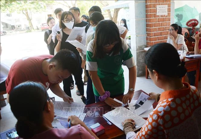 Học sinh trường THPT Hoàng Hoa Thám đăng ký phiếu dự thi. Ảnh: Văn Dũng - TTXVN