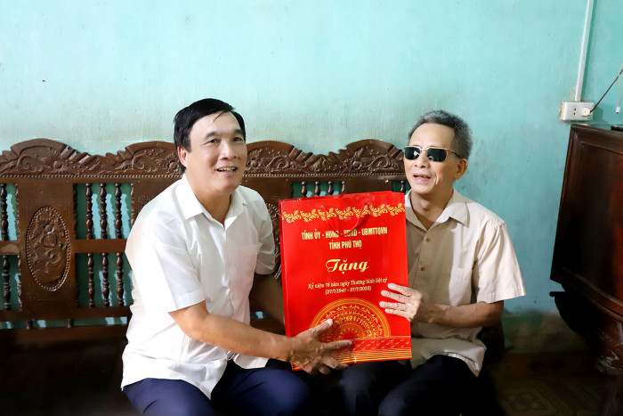 Bí thư Tỉnh ủy Bùi Minh Châu thăm hỏi, tặng quà ông Nguyễn Duy Tá - thương binh 81% ở khu 9, xã Tu Vũ, huyện Thanh Thủy, tỉnh Phú Thọ. Ảnh: phutho.gov.vn 