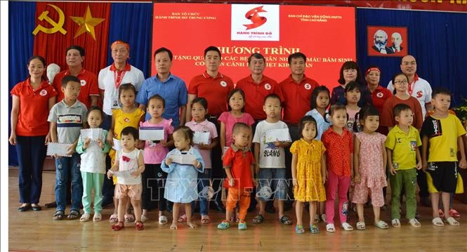 Ban tổ chức chương trình Hành trình đỏ đã tới thăm hỏi và tặngt quà cho các bênh nhân nhi bị bệnh tan máu bẩm sinh có hoàn cảnh khí khăn đang điều trị tại Bệnh viện Đa khoa tỉnh Cao Bằng. Ảnh: Chu Hiệu - TTXVN.
