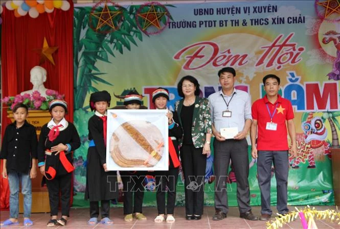 Phó Chủ tịch nước Đặng Thị Ngọc Thịnh tặng quà trung thu và trao học học bổng cho các cháu học sinh trường Phổ thông Dân tộc Nội trú Tiểu học và Trung học Cơ sở xã Xín Chải (huyện Vị Xuyên, Hà Giang). Ảnh: Minh Tâm
