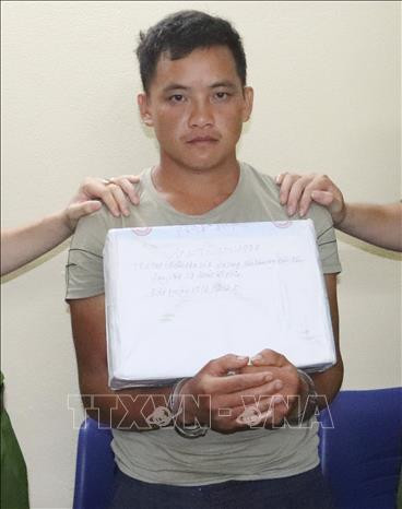 Đối tượng Vừ A Tà và tang vật tại cơ quan Công an. Ảnh: Nguyễn Cường - TTXVN