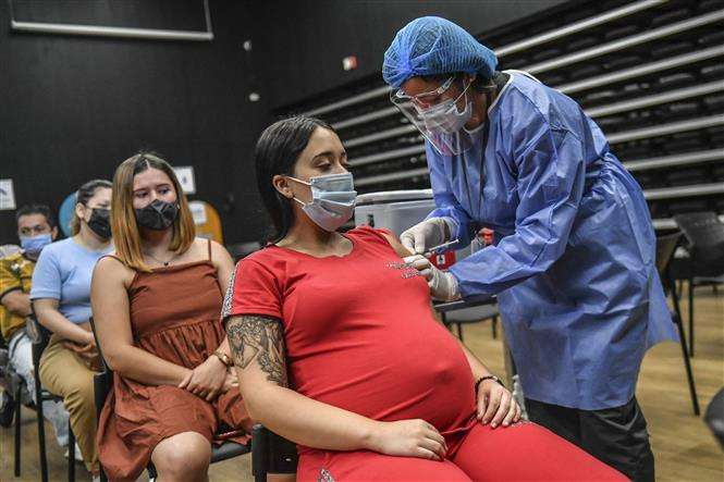 Nhân viên y tế tiêm vaccine ngừa COVID-19 cho người dân tại Medellin, Colombia. Ảnh: AFP/TTXVN 