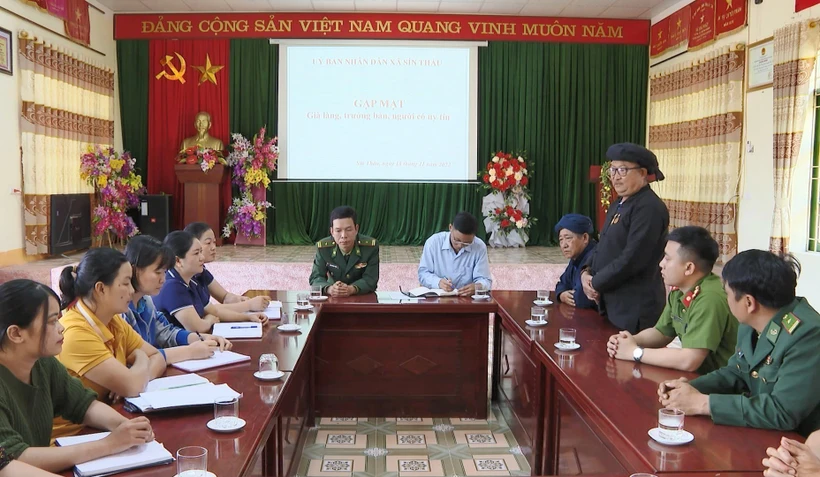 Trong các buổi họp, gặp mặt với lãnh đạo chính quyền, người dân các xã biên giới, già làng luôn tích cực đóng góp ý kiến giúp cấp ủy, chính quyền có các giải pháp để xây dựng bản làng phát triển, ổn định. Ảnh: TTXVN phát 
