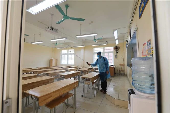 Các điểm trường tổ chức kỳ thi tuyển sinh vào lớp 10 năm học 2021 - 2022 đều phun khử khuẩn để phòng, chống dịch COVID-19. Ảnh: Thanh Tùng - TTXVN 