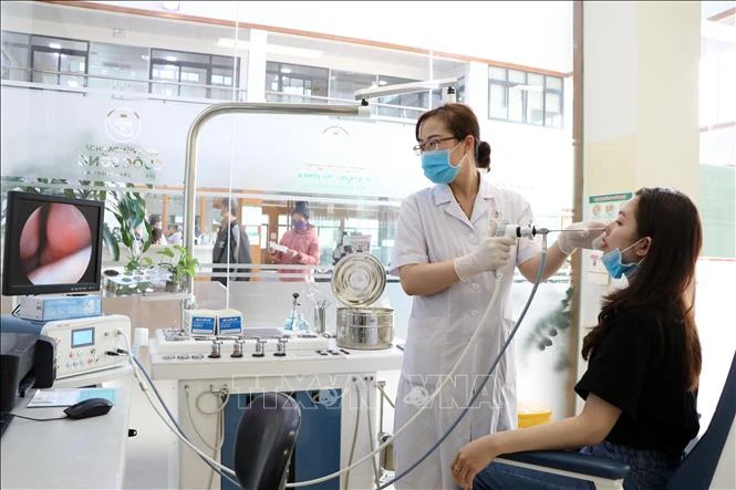 Với ứng dụng "VssID - bảo hiểm xã hội số" người dân được khám bệnh nhanh chóng, giảm bớt thủ tục. Ảnh: Hữu Quyết - TTXVN