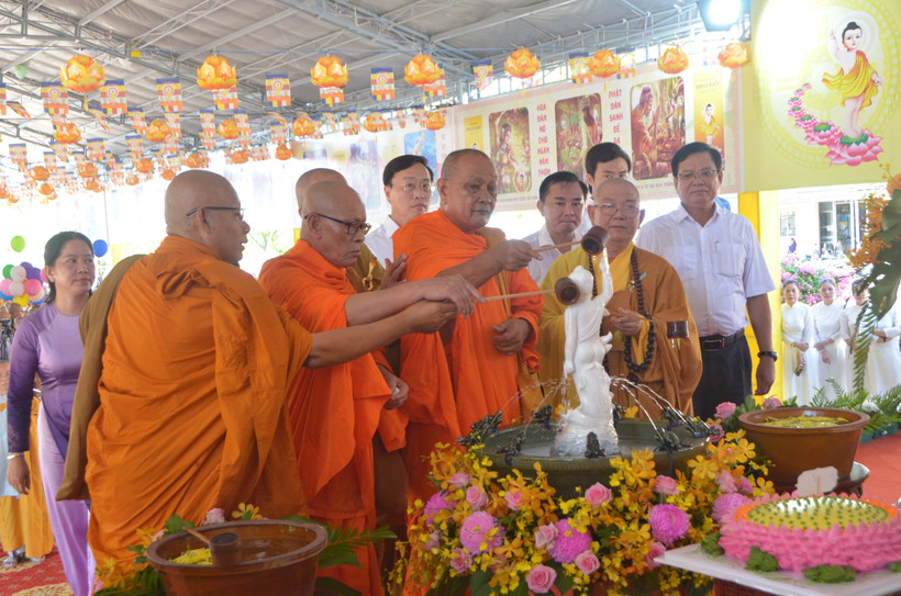 Trong ảnh: Các Chư tăng và đại biểu cùng tham gia lễ Tắm Phật tại buổi lễ. Ảnh: Chanh Đa-TTXVN. 