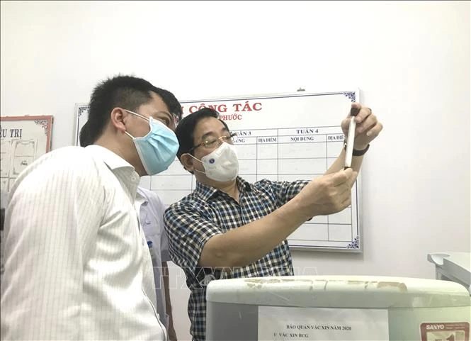 Đoàn công tác kiểm tra thực tế tại Trạm Y tế xã An Phước, huyện Mang Thít, tỉnh Vĩnh Long. Ảnh: Lê Thúy Hằng - TTXVN