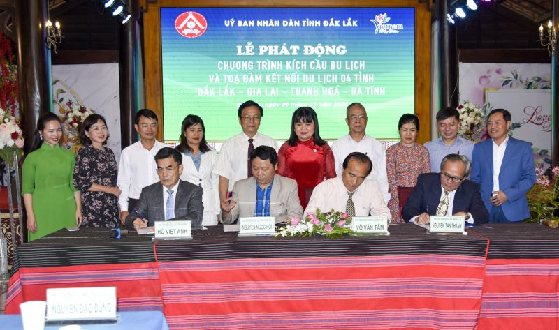 Hiệp hội du lịch 4 tỉnh ký kết biên bản liên kết, hợp tác phát triển du lịch trong thời gian tới. Ảnh : vhttdldaklak.gov.vn