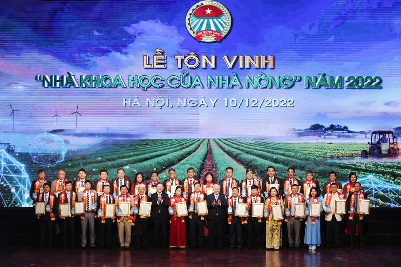 Ông Đỗ Văn Chiến – Bí thư Trung ương Đảng, Chủ tịch Ủy ban Trung ương Mặt trận Tổ quốc Việt Nam; ông Lương Quốc Đoàn - Ủy viên Trung ương Đảng, Chủ tịch Ban Chấp hành Trung ương Hội Nông dân Việt Nam chụp ảnh kỷ niệm cùng các "Nhà khoa học của nhà nông" n