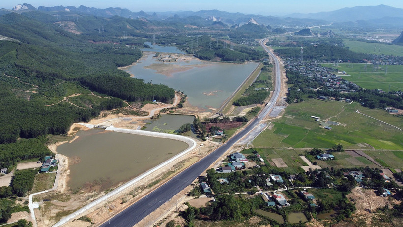 Một đoạn tuyến cao tốc thuộc địa bàn thị xã Nghi Sơn (Thanh Hóa) đã cơ bản hoàn thành. Ảnh: Huy Hùng - TTXVN