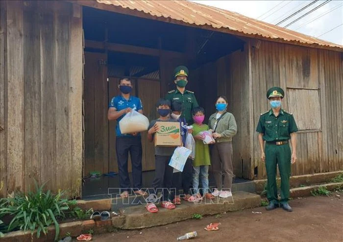 Bộ đội biên phòng Đắk Nông tặng gạo và nhu yếu phẩm cho đồng bào nghèo vùng biên giới. Ảnh: TTXVN