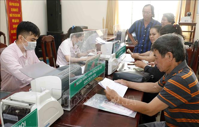 Một buổi giao dịch cho vay tại điểm giao dịch Ngân hàng chính sách. Ảnh: Trần Việt - TTXVN