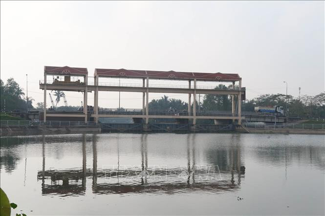 Cống Bảo Định (thành phố Mỹ Tho) đóng ngăn mặn bảo vệ sản xuất. Ảnh: TTXVN 