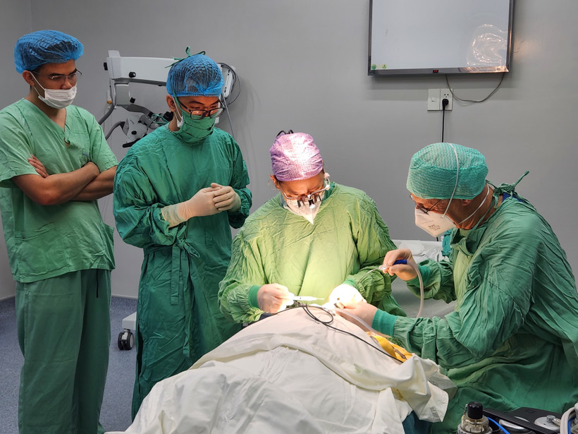 Đoàn phẫu thuật thiện nguyện Interplast phối hợp Trung tâm Răng Hàm Mặt, Bệnh viện Trung ương Huế phẫu thuật miễn phí cho các bệnh nhi dị tật khe hở môi vòm miệng. Ảnh: Mai Trang - TTXVN 