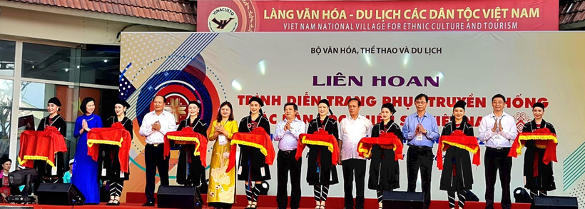 Các đại biểu cắt băng khai mạc Liên hoan trình diễn trang phục truyền thống các dân tộc thiểu số Việt Nam khu vực phía Bắc lần thứ I, năm 2022. Ảnh: Hoàng Tâm 