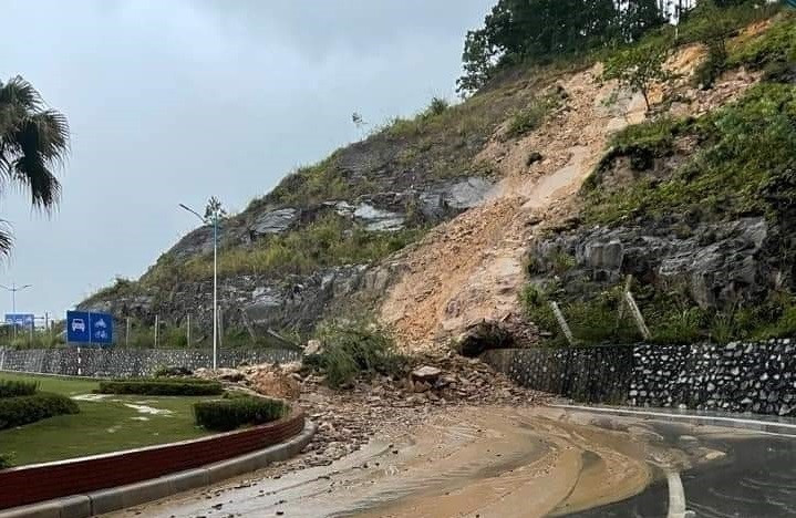 Quảng Ninh khắc phục các điểm sạt lở, tránh ách tắc giao thông do ảnh hưởng của bão số 3