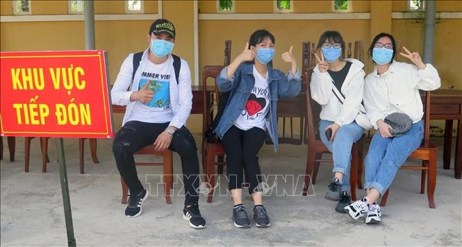Các du học sinh trở về từ Liên bang Nga vui mừng sau khi hoàn thành thời gian cách ly y tế. Ảnh: Xuân Triệu - TTXVN