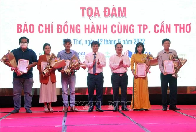 Trao giải Nhất Giải báo chí về Đồng bằng sông Cửu Long lần thứ VI - năm 2021. Ảnh: Trung Kiên - TTXVN