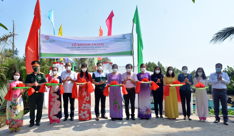 Cắt băng khánh thành cầu nông thôn kênh 1.500 ở xã Hưng Yên (An Biên, Kiên Giang). Ảnh: Lê Sen – TTXVN