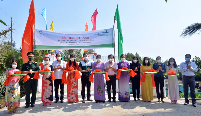 Cắt băng khánh thành cầu nông thôn kênh 1.500 ở xã Hưng Yên (An Biên, Kiên Giang). Ảnh: Lê Sen – TTXVN