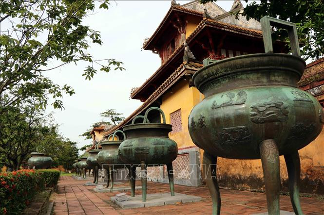 Vẻ đẹp trường tồn của bộ Cửu đỉnh tại sân Thế Tổ Miếu, Đại Nội Huế. Ảnh: Đỗ Trưởng/TTXVN 