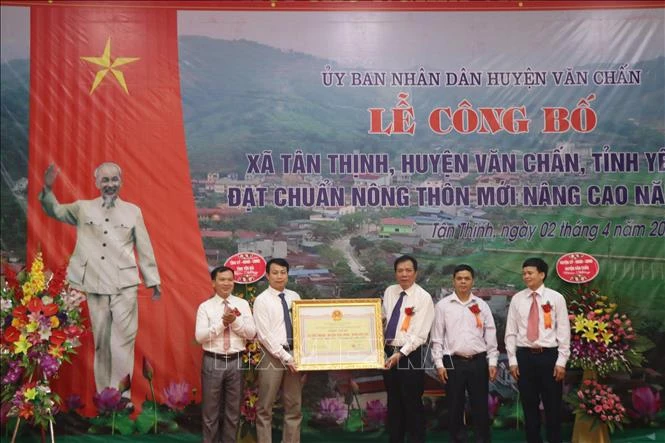 Trao quyết định của Chủ tịch UBND tỉnh Yên Bái công nhận xã Tân Thịnh đạt chuẩn nông thôn mới nâng cao năm 2020. Ảnh: Tiến Khánh - TTXVN